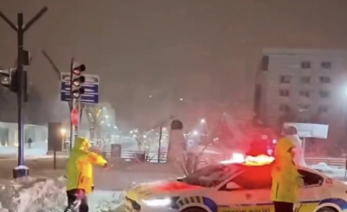 Mardin’de yürekleri ısıtan görüntüler: Polis ve çocukların kar topu savaşı kamerada