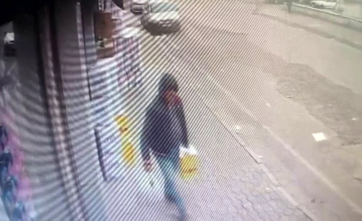 Marketin önündeki sıvı yağ kolisini çalan şahsın o anları kamerada