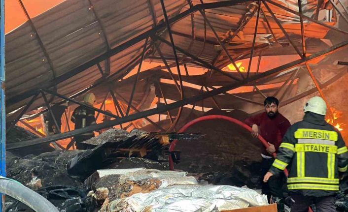 Mersin’de plastik ham madde deposunda yangın: Çok sayıda itfaiye ekibi müdahale ediyor