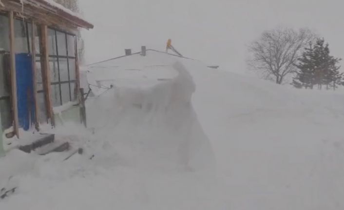 Meteoroloji’nin uyardığı kentte tipi etkili oldu, kar kalınlığı yer yer 3 metreyi buldu