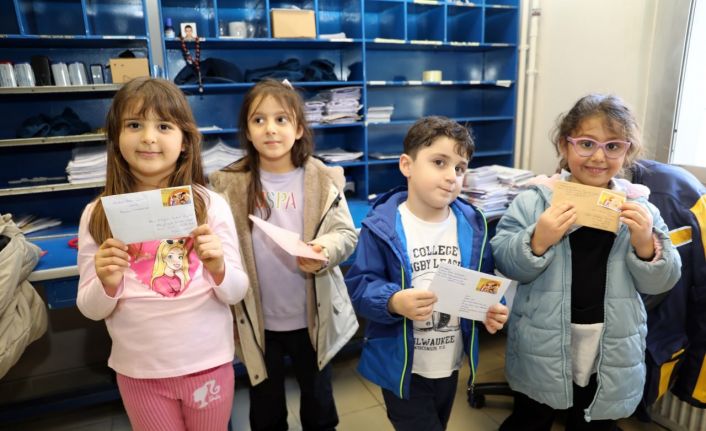 Minik ellerden büyük mutluluk: Anaokulu öğrencileri ilk mektuplarını PTT’ye teslim etti