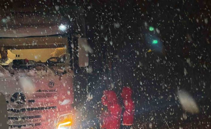 Muş’ta kar ve tipi: Yolda mahsur kalan 180 kişinin imdadına Kızılay yetişti