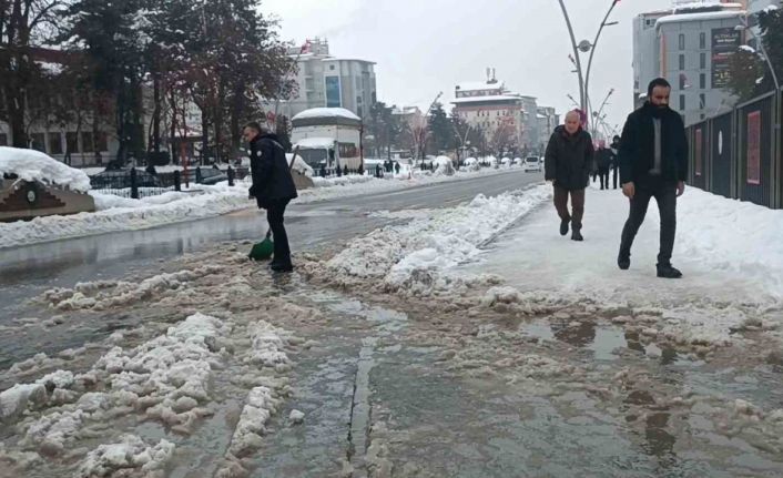 Muş’ta polisten örnek davranış: Su dolan caddeyi kürekle temizledi