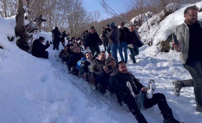 Ordu’da kar yağışı eğlenceye dönüştü: 150 kişi aynı anda kaymaya çalıştı