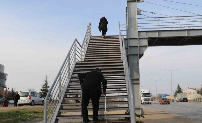 Ortasından çevre yolu geçen mahallede yaşlılar ve engelliler yolun karşı tarafına geçemiyor