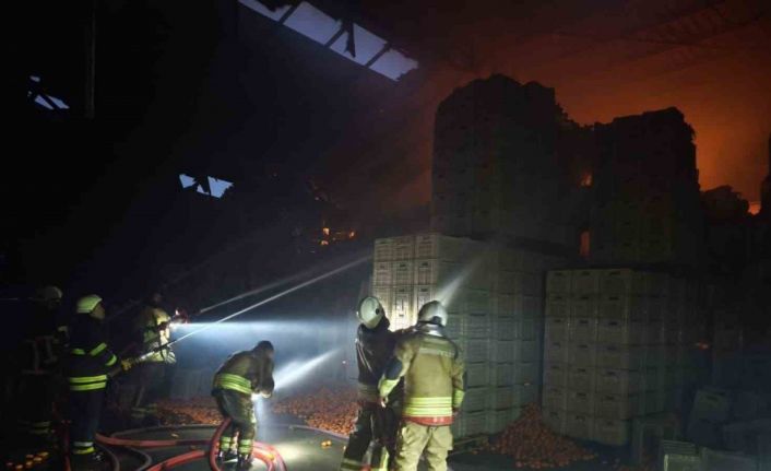 Pantolonunu giymek için geri dönen 19 yaşındaki işçi dumandan etkilenerek öldü