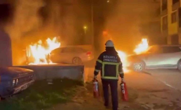 Park halindeki araç alev alev yandı: 2 otomobil zarar gördü