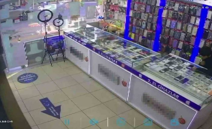 Pendik’te akılalmaz hırsızlık: kova ile dikkat dağıttılar, dükkan boşalınca telefonları çaldılar