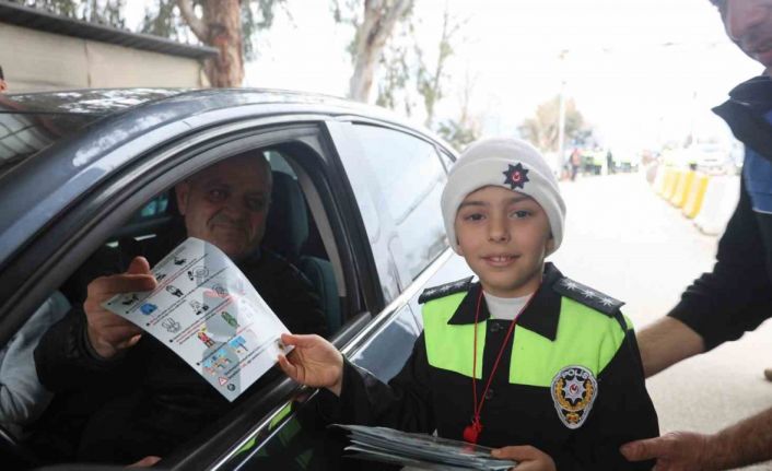 Polis ve jandarma kamuflajı ile denetim yapan depremzede çocuklar yürekleri ısıttı