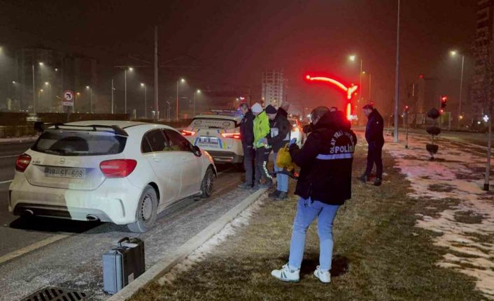 Polise çarpıp kaçan şahıs, olay yerine gelince yakayı ele verdi: 1’i polis 2 yaralı