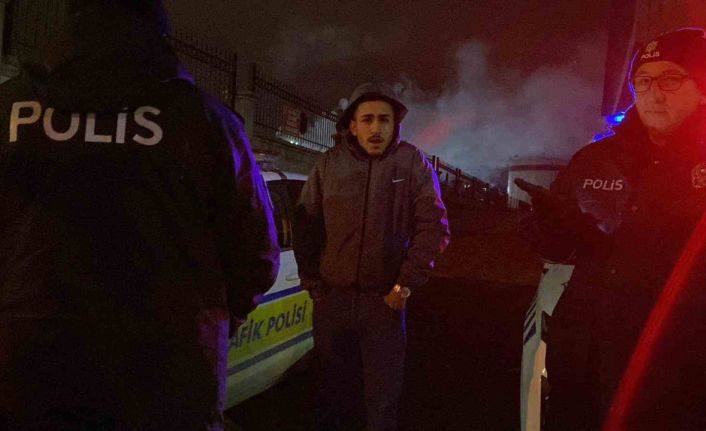 Polisi görünce kaldırıma çıkan alkollü sürücü, ekiplerin dikkati sayesinde yakalandı