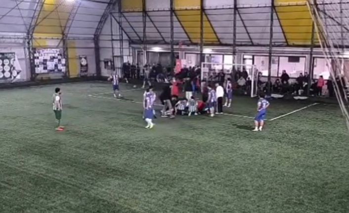 Sahada yürekler ağza geldi: Futbolcunun dili boğazına kaçtı, hakem saniyelerle kurtardı