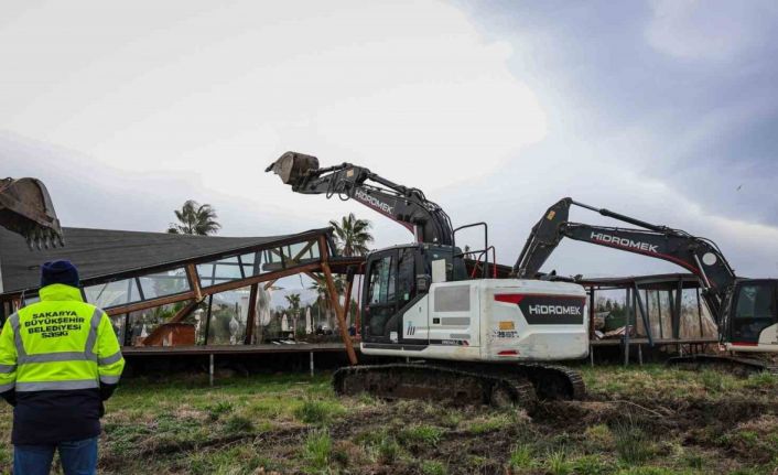 Sapanca Gölü kıyısında kaçak iskele ve yapı yıkımları devam ediyor: 89 yapı kaldırıldı