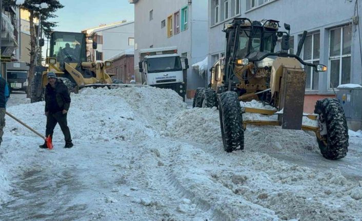 Sarıkamış’ta kar seferberliği: İlçe merkezinden 600 kamyon kar taşındı