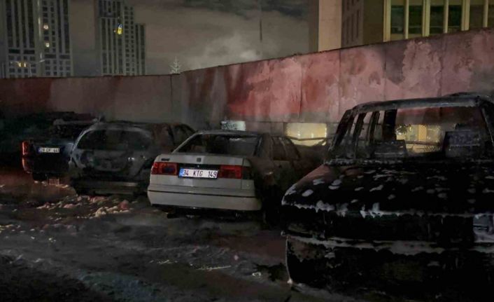 Sarıyer’de park halindeki 5 araç şüpheli bir şekilde alevlere teslim oldu