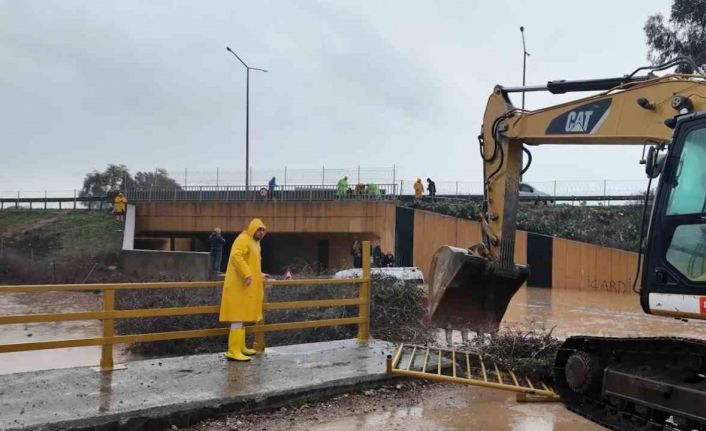 Sel suları yükseline minibüsün üzerinde mahsur kalan vatandaşları belediye ekipleri kurtardı