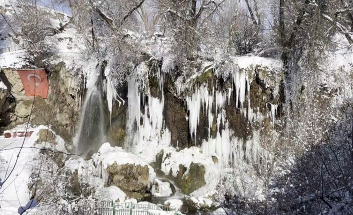 Sıcaklığın eksi 21 dereceye düştüğü Sivas’ta Sızır Şelalesi’nde devasa buz sarkıtları oluştu
