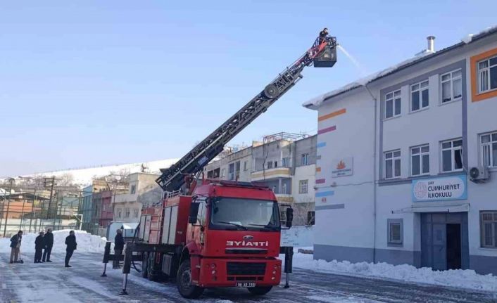 Siirt’te cadde, sokak ve okulların çatısındaki kar kütlesi itfaiye tarafından temizleniyor