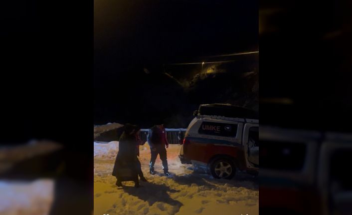 Siirt’te UMKE ekipleri kar ve tipiye rağmen hastalara yetişmeye çalışıyor