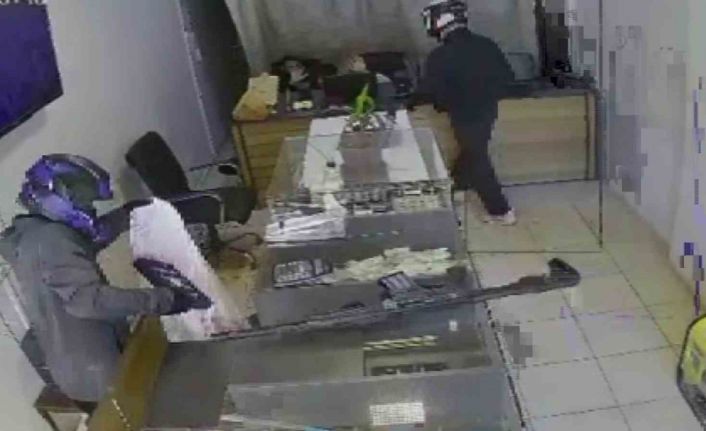 Silahlı 2 hırsız, 3 dakika içerisinde kuyumcuyu soydu... Korku dolu anlar kamerada