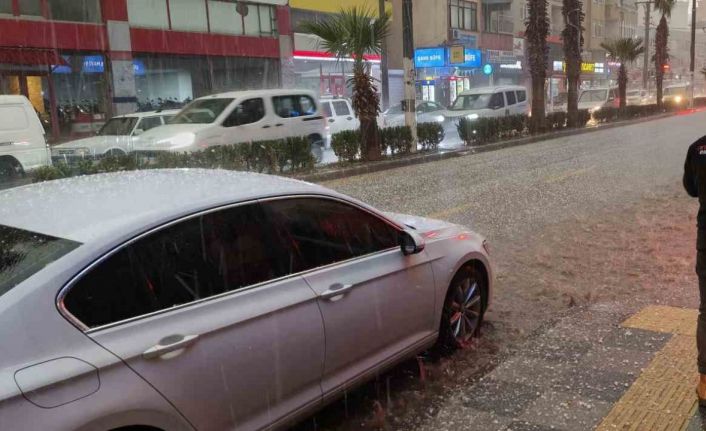 Silifke’de dolu felaketi: Sokaklar beyaza büründü, tarım alanları zarar gördü