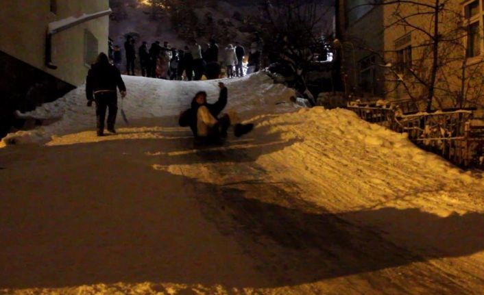 Sivas’ta mahalleli sokağa döküldü, çocuklar ve yetişkinler karın tadını kayarak çıkardı