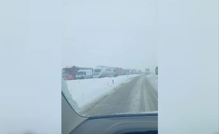 Sivas’ta ulaşıma kar engeli: Sivas-Malatya ve Sivas-Kayseri kara yolları trafiğe kapatıldı