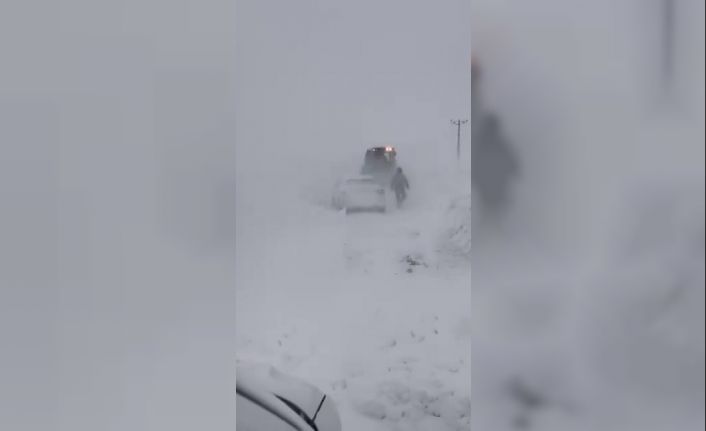 Sivas’ta yoğun kar ve tipi nedeniyle bazı yollar ulaşıma kapatıldı