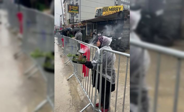 Slogan atmak isterken kendini yakan kadın, ‘abla yanıyorsun’ uyarısına aldırış etmedi