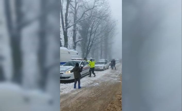 Soğuk havada sıcak görüntüler: Jandarma çocuklarla kar topu savaşı yaptı