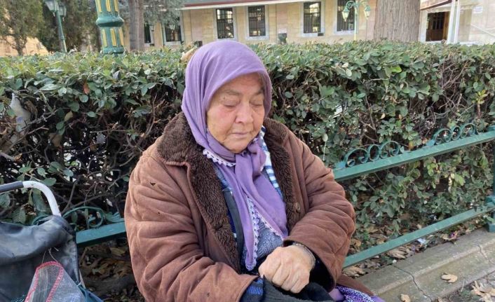 Tam 5 hastalıkla ve 74 yaşında, 9 saat kuş yemi satıp cezaevindeki yakınlarını geçindiriyor