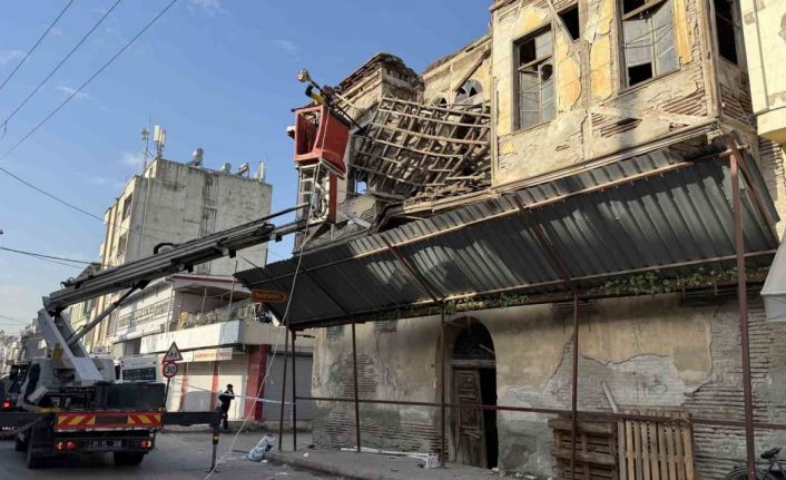 Tarihi binanın çatısı kısmen çöktü, ekipler çatıdaki tahtaları keserek önlem aldı