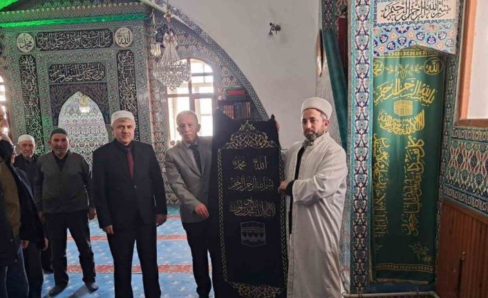 Tarihi Büğdüz Mahalle Camii’nin geleneksel motiflerle işlenen minber örtüsü yenilendi