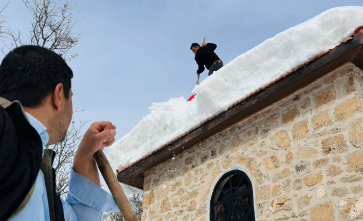 Tarihi miras onlara emanet: Muhtar ve imamdan örnek kar mesaisi