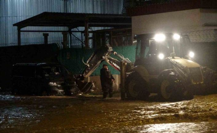 Taşan Kepez Çayı’nda mahsur kalan araç iş makinası yardımı ile kurtarıldı