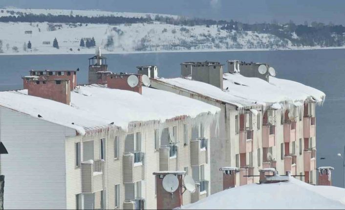 Tatvan’da sibirya soğukları etkili oluyor: Çatılarda metrelerce buz sarkıtları oluştu