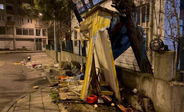 Tekirdağ’da kamyonet taksi durağına daldı, olay yerini terk etti: O anlar kamerada