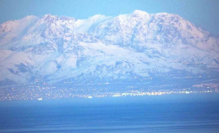 Teleskopik lensle Bitlis’ten Van’ı görüntüledi