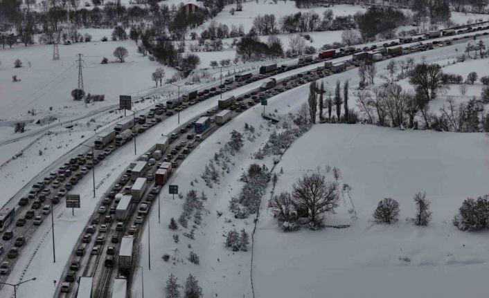 TEM Otoyolu’nun Bolu geçişinde trafik felç: Ankara ve İstanbul yönünde trafik durdu