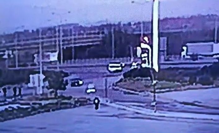 Ticari araç bariyerlere ok gibi saplandı: 2 kişinin hayatını kaybettiği feci kaza kamerada