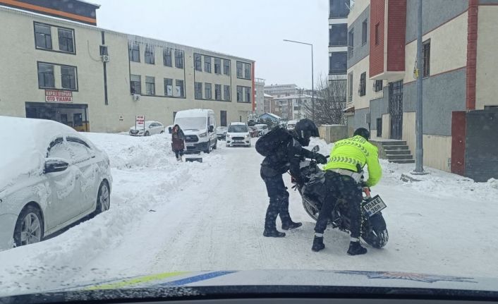Tipiye rağmen görev başındaki polisler yolda kalanların yardımına koştu