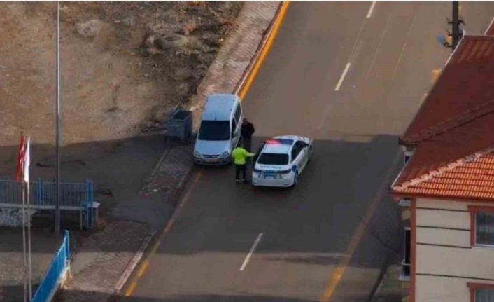 Trafik uygulamasından kaçtı, havadan yapılan sıcak takiple yakalandı: Sürücüye ceza yağdı