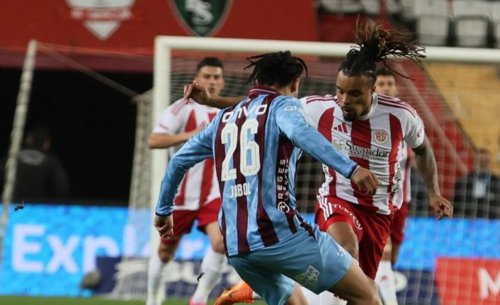 Trendyol Süper Lig: Antalyaspor: 1 - Trabzonspor: 0 (İlk yarı)