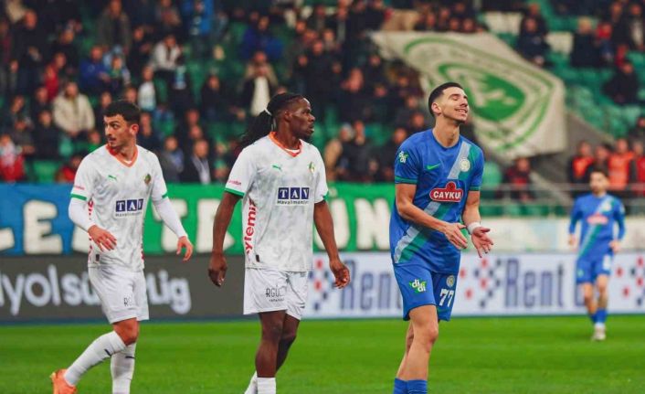 Trendyol Süper Lig: Çaykur Rizespor: 0 - Corendon Alanyaspor: 0 (İlk yarı)