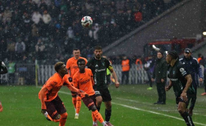 Trendyol Süper Lig: Kocaelispor: 1 - Trabzonspor: 1 (İlk yarı)