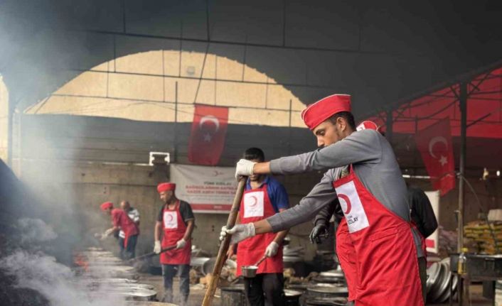Türk Kızılay, Gazze’de kışlık destek ve sıcak yemek yardımlarını sürdürüyor