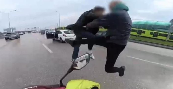 Uçan tekmelerin bedeli ağır oldu... Ehliyetlerine el konuldu, psikotekniğe sevk edildi