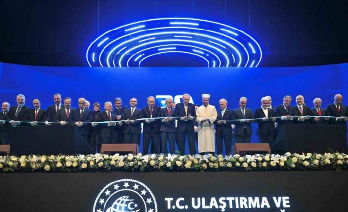 Ulaştırma ve Altyapı Bakanı Uraloğlu: "2002’de 6 bin 101 kilometre olan bölünmüş yol ağımızı bugün 30 bin kilometreye çıkardık"