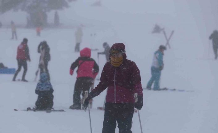 Uludağ’da sömestr tatilinin son günlerinde sis ve soğuğa rağmen yoğunluk sürüyor