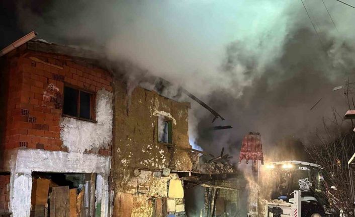 Uşak’ta iki katlı ev yangında küle döndü: Karı-koca dumandan etkilendi